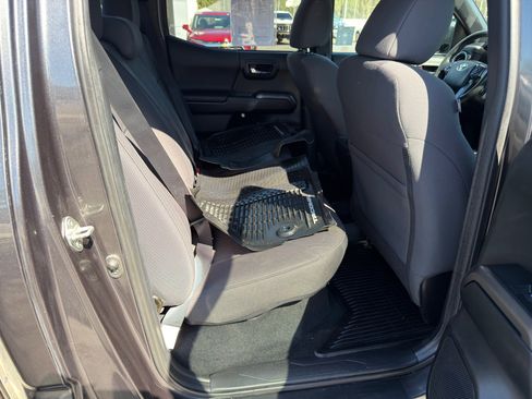 Used 2018 Toyota Tacoma TRD Sport w/ Technology Package image 12