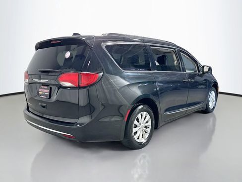 Used 2017 Chrysler Pacifica Touring-L FWD image 8