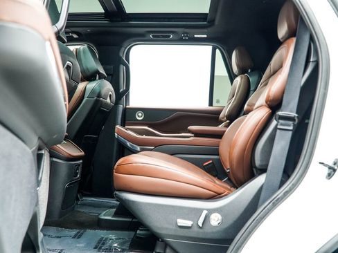 Used 2025 Lincoln Navigator Reserve image 46