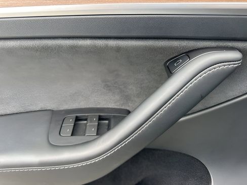 Used 2024 Tesla Model Y 2WD image 27