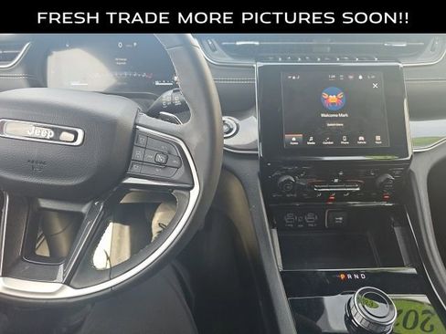 Used 2023 Jeep Grand Cherokee L Laredo image 12