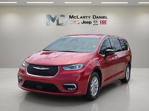 Used 2025 Chrysler Pacifica Select FWD image 2
