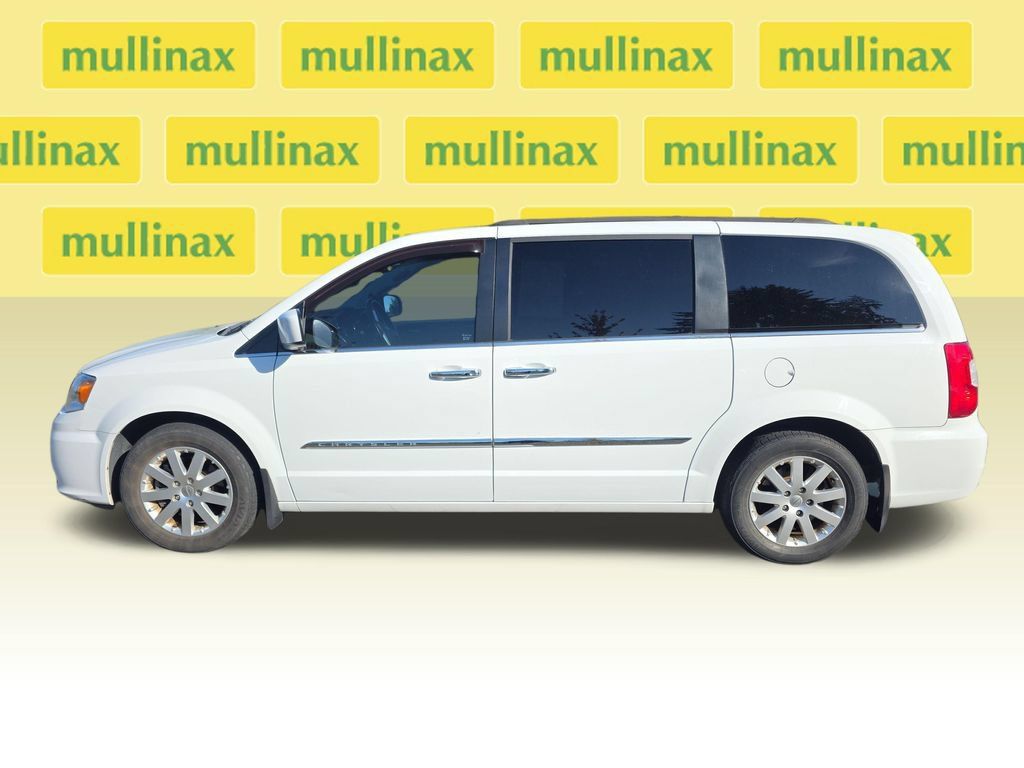 Used 2016 Chrysler Town & Country Touring w/ Driver Convenience Group FWD image 11