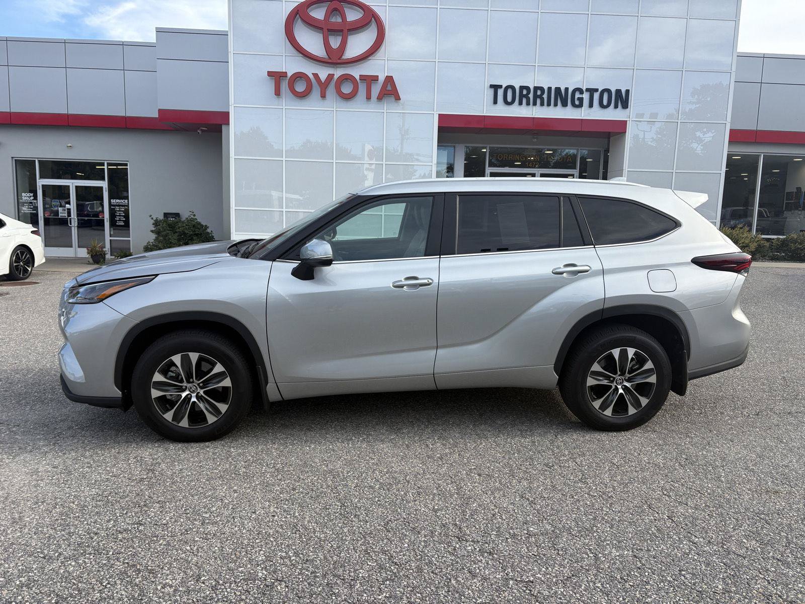 Used 2025 Toyota Highlander XLE AWD/4WD image 4
