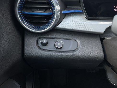 Used 2025 Chevrolet Trax LT FWD image 17