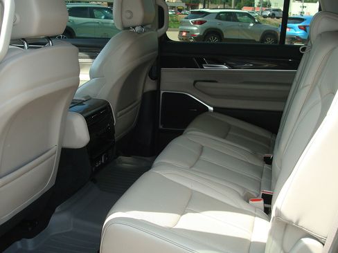 Used 2022 Jeep Wagoneer Series II AWD/4WD image 7