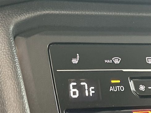 Certified 2022 Volkswagen Tiguan SE image 28