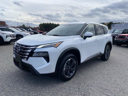 Used 2024 Nissan Rogue SV image 9