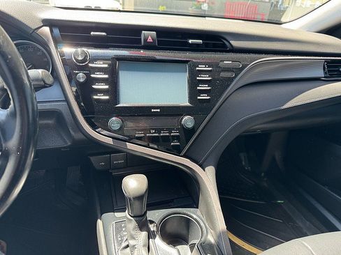 Used 2020 Toyota Camry SE FWD image 14