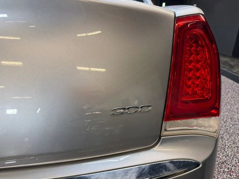 Used 2018 Chrysler 300 Limited RWD image 7