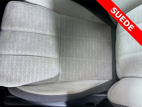 Used 2019 Land Rover Range Rover Velar R-Dynamic SE image 21