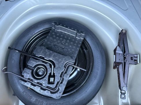 Used 2014 Toyota Corolla LE image 31