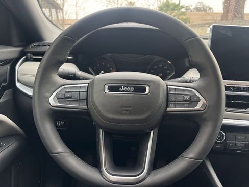 Used 2025 Jeep Compass Limited image 30