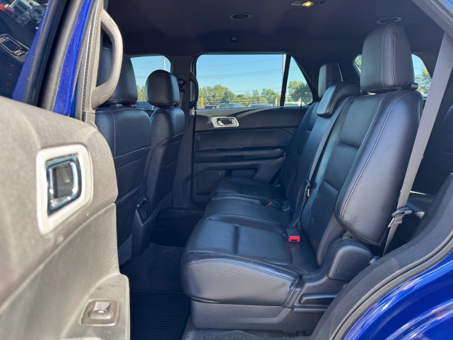 Used 2015 Ford Explorer XLT w/ Equipment Group 202B AWD/4WD image 14