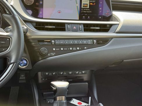 Used 2019 Lexus ES 300h w/ Accessory Package FWD image 18