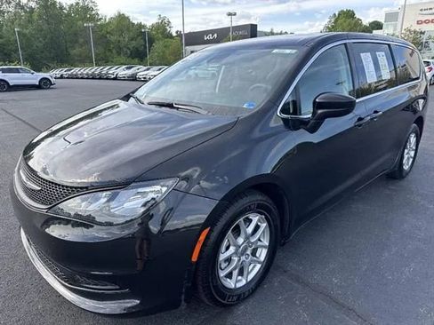 Used 2023 Chrysler Voyager LX FWD image 3