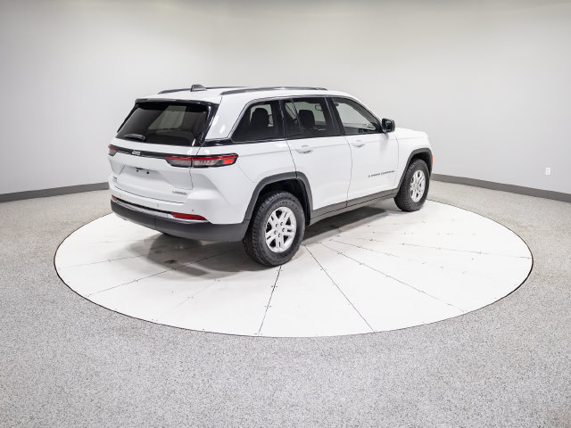 Used 2023 Jeep Grand Cherokee Laredo AWD/4WD image 27