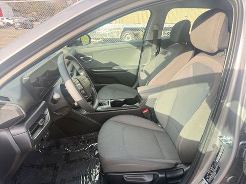 Used 2025 Kia K4 LXS image 36
