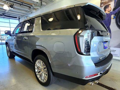 Used 2025 Chevrolet Suburban Premier AWD/4WD image 5