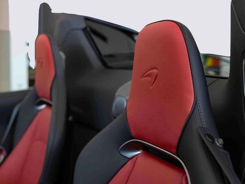 Used 2025 McLaren Artura Spider image 8