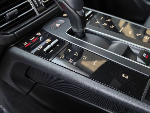 Certified 2023 Porsche Macan AWD/4WD image 24