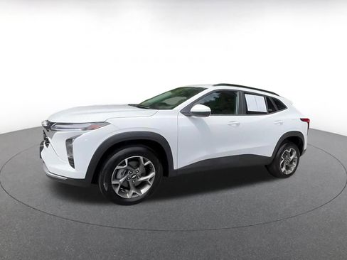 Used 2025 Chevrolet Trax LT FWD image 7