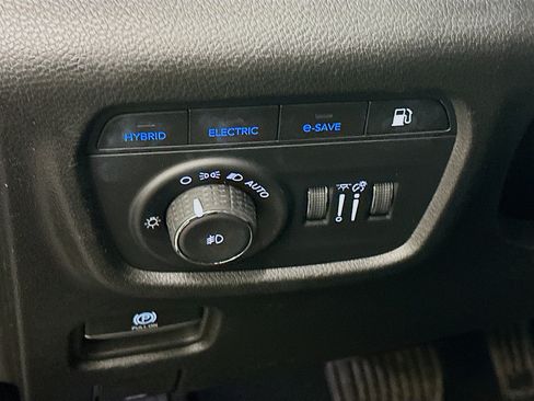 Used 2023 Jeep Grand Cherokee 4WD 4xe w/ Luxury Tech Group II image 17