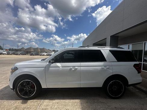 Used 2023 Ford Expedition Limited image 2