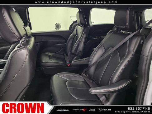 Used 2024 Chrysler Pacifica Limited FWD image 17