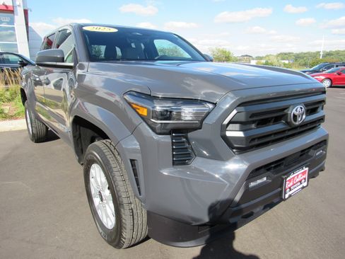 Used 2025 Toyota Tacoma SR5 image 4