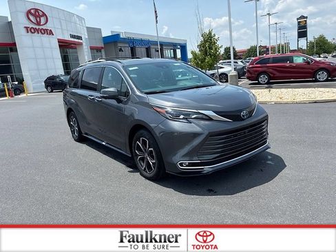 Used 2025 Toyota Sienna Platinum AWD/4WD image 2