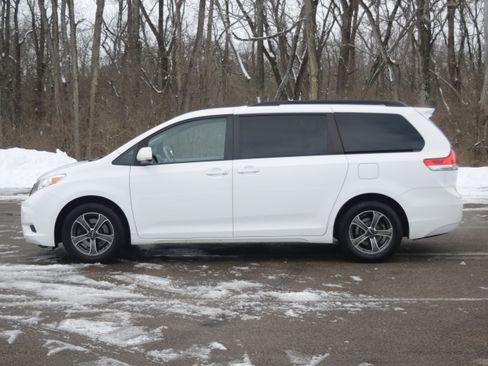 Used 2012 Toyota Sienna LE image 23