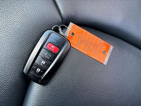 Used 2023 Toyota Highlander XLE AWD/4WD image 15