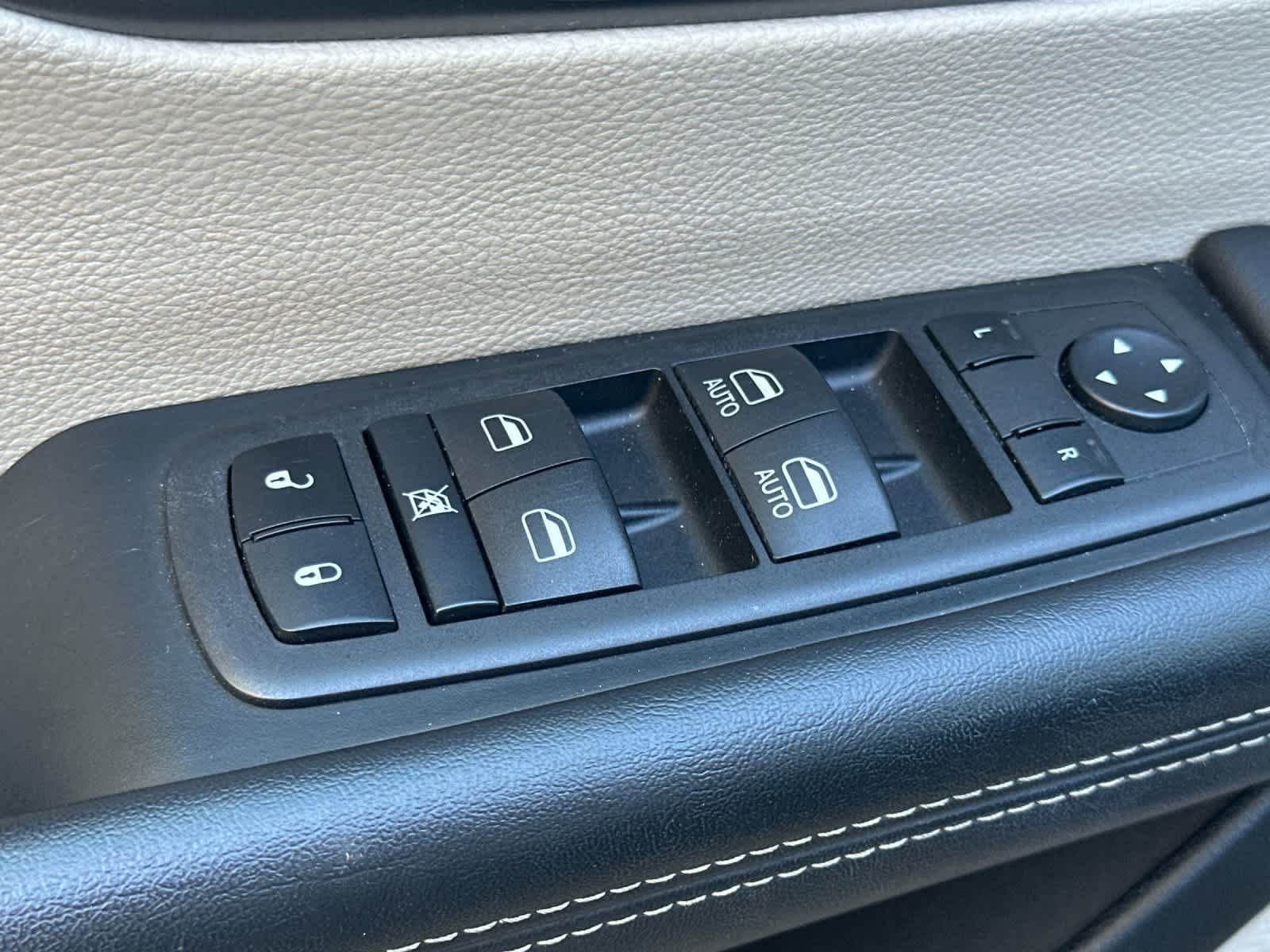 Used 2024 Chrysler Pacifica Touring-L FWD image 14