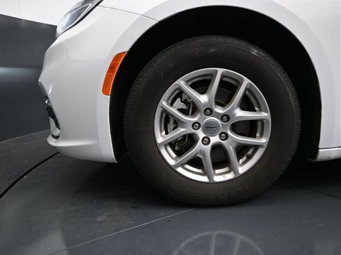 Used 2024 Chrysler Pacifica Touring-L FWD image 16