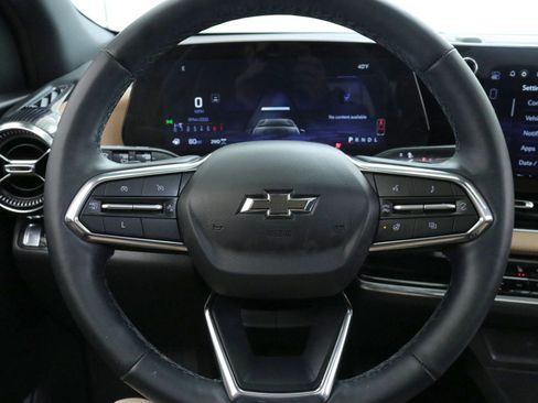 Used 2025 Chevrolet Equinox ACTIV w/ Safety and Technology Package image 12