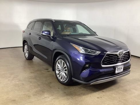 Used 2023 Toyota Highlander Platinum AWD/4WD image 3