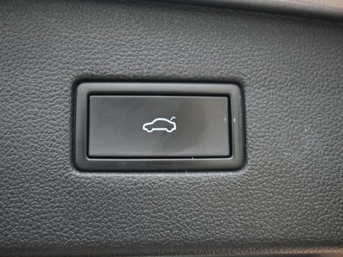 Used 2022 Volkswagen Tiguan SE FWD image 18