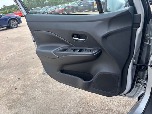 Used 2025 Nissan Versa SV FWD image 18