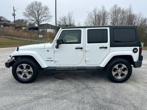 Used 2018 Jeep Wrangler Unlimited Sahara w/ Connectivity Group AWD/4WD image 2