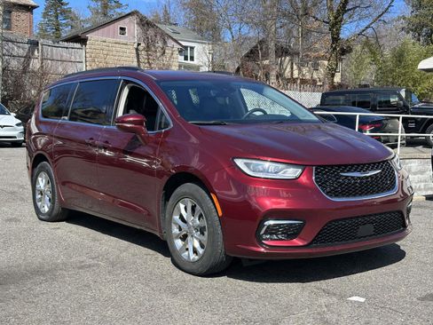Used 2022 Chrysler Pacifica Touring-L AWD/4WD image 1
