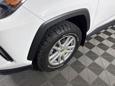 Used 2021 Toyota RAV4 LE image 10