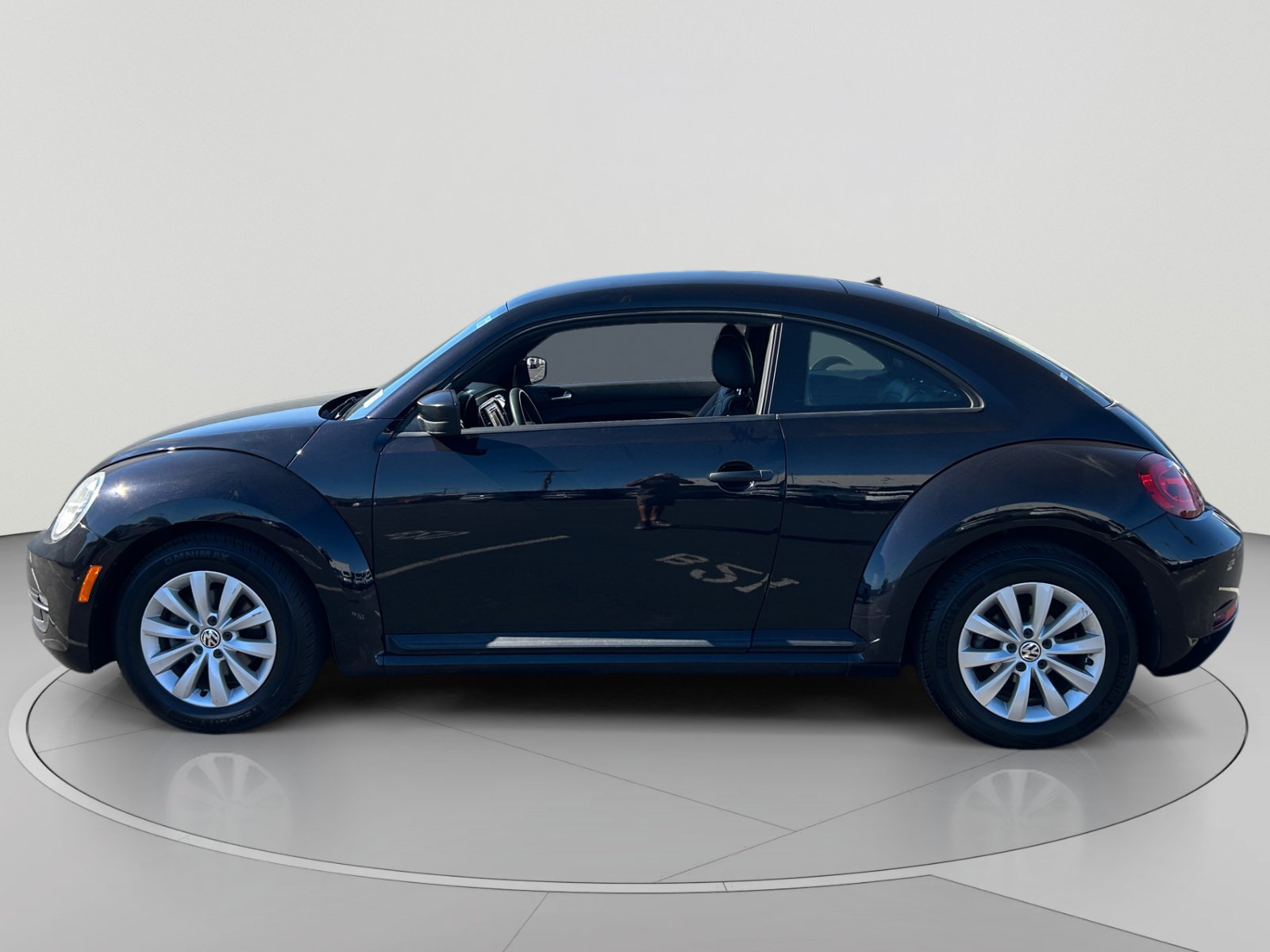 Used 2017 Volkswagen Beetle 1.8T Classic FWD image 2