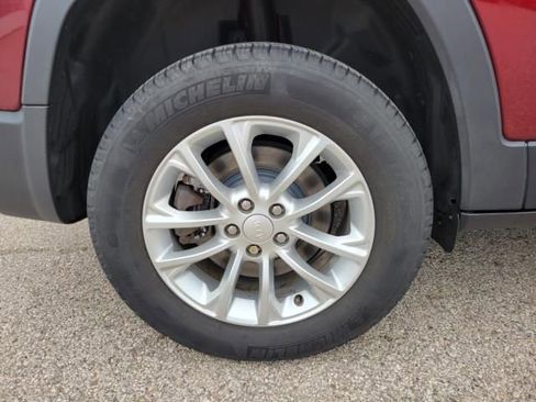 Used 2019 Jeep Cherokee Latitude w/ Popular Appearance Group AWD/4WD image 5