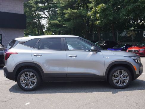 Used 2024 Kia Seltos LX AWD/4WD image 16