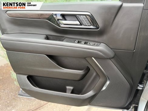 Used 2025 Chevrolet Suburban Z71 AWD/4WD image 21