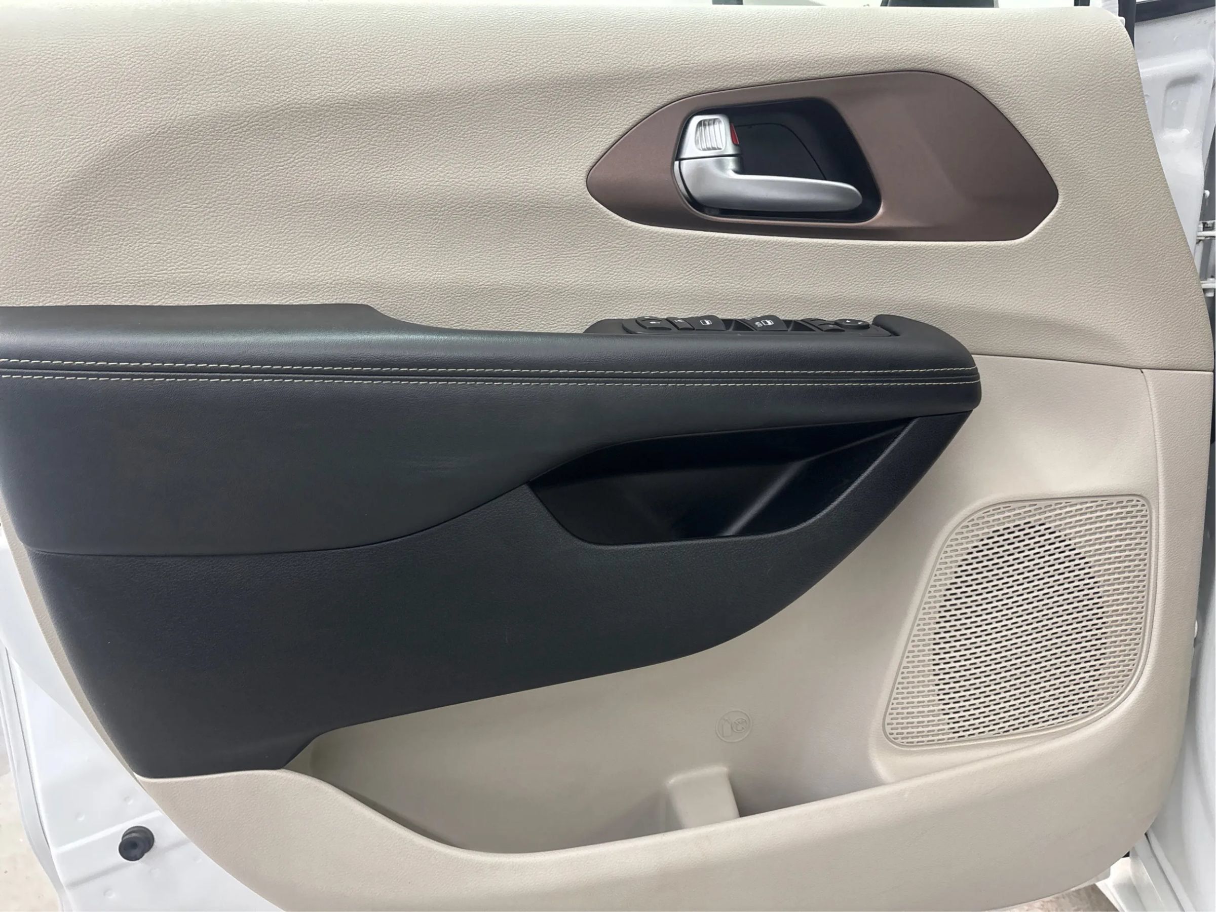 Used 2023 Chrysler Voyager LX FWD image 25