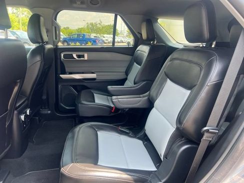 Used 2024 Ford Explorer XLT w/ Equipment Group 202A AWD/4WD image 18