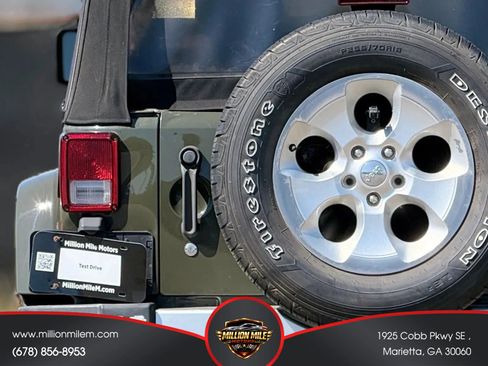 Used 2015 Jeep Wrangler Unlimited Sahara w/ Connectivity Group AWD/4WD image 13