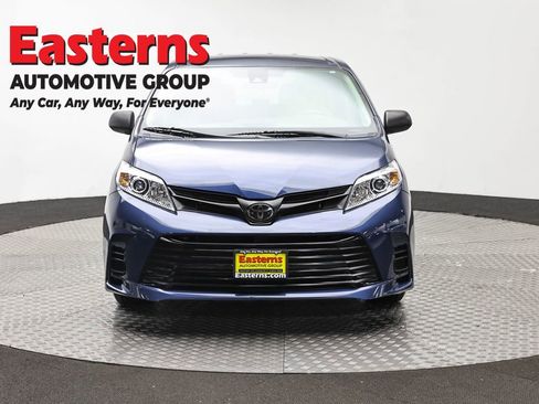 Used 2019 Toyota Sienna L FWD image 2